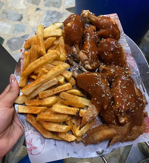 Alitas en salsa BBQ con papas a la francesa